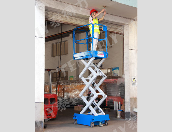 半电动载人升降平台车应用